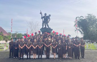 Peringati HUT Ke-80 Kejaksaan RI, Kejari Minahasa Gelar Upacara dan Ziarah di TMP Tondano