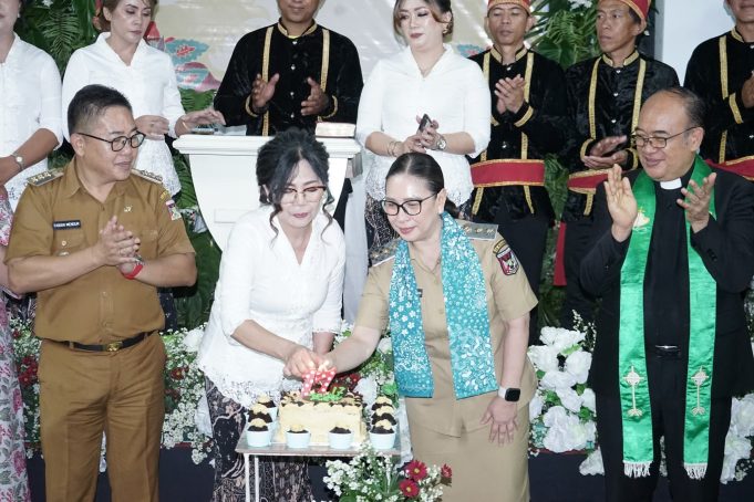 Hadiri HUT Ke-17 Desa Kiawa Dua Timur, Wakil Bupati Minahasa Resmikan Balai Kemasyarakatan dan Kantor Desa