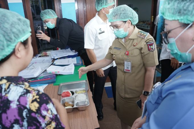 Wakil Bupati Minahasa Tinjau Langsung Dapur MBG di SPPG Katinggolan