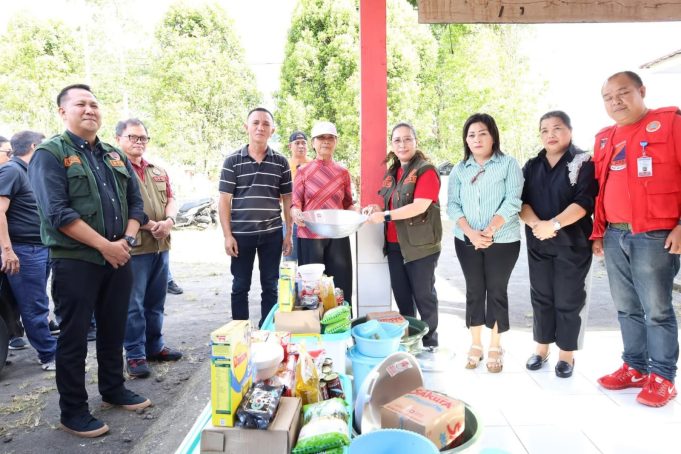 Wakil Bupati Minahasa Serahkan Bantuan Kepada Keluarga Terdampak Bencana di Kakas dan Kakas Barat