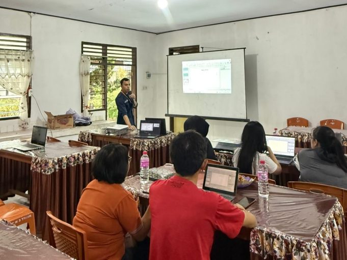 Tim Jurusan Matematika UNIMA Bekali Pelatihan Pembuatan Media Pembelajaran SAC Kepada Guru SMPN 3 Tomohon