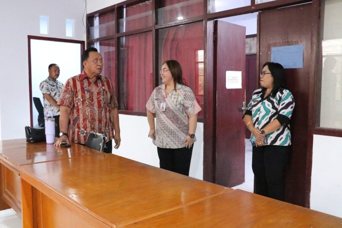Bupati Robby Dondokambey Sidak Kantor Dinas Kominfo Minahasa
