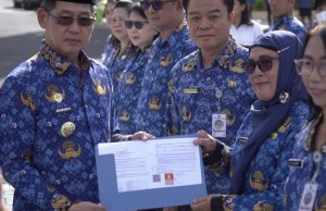 Wali Kota Bitung Serahkan SK PPPK Paruh Waktu 2025