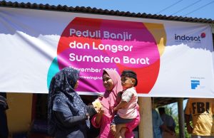 Indosat Ooredoo Hutchison Gerak Cepat Pulihkan Jaringan dan Salurkan Bantuan Warga Terdampak Banjir di Sumatera