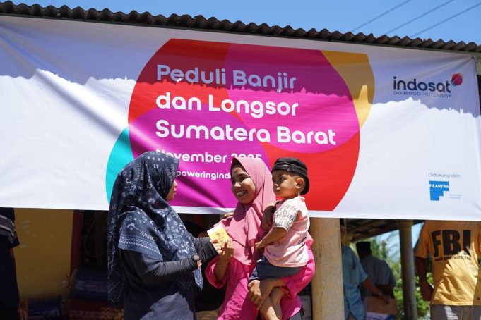 Indosat Ooredoo Hutchison Gerak Cepat Pulihkan Jaringan dan Salurkan Bantuan Warga Terdampak Banjir di Sumatera