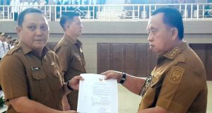 Apel Kerja Bulan Maret, Bupati Minahasa Serahkan Surat Tugas Staf Ahli Kepada Dua Pejabat