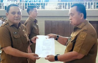 Apel Kerja Bulan Maret, Bupati Minahasa Serahkan Surat Tugas Staf Ahli Kepada Dua Pejabat