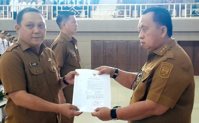 Apel Kerja Bulan Maret, Bupati Minahasa Serahkan Surat Tugas Staf Ahli Kepada Dua Pejabat