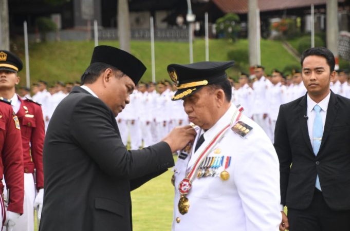 Bupati Minahasa Terima Penghargaan Kartika Pamong Praja Muda dan Alumni Kehormatan dari IPDN