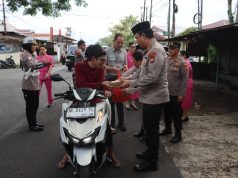 Kapolres Minahasa Turun Langsung Berbagi Takjil Kepada Masyarakat Yang Berpuasa