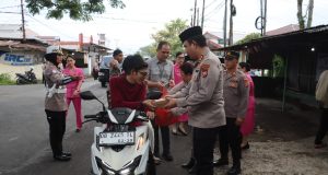 Kapolres Minahasa Turun Langsung Berbagi Takjil Kepada Masyarakat Yang Berpuasa