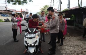 Kapolres Minahasa Turun Langsung Berbagi Takjil Kepada Masyarakat Yang Berpuasa
