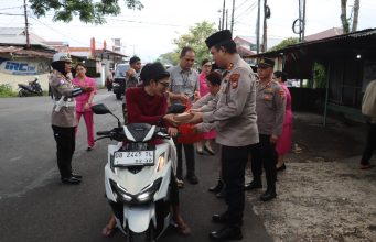 Kapolres Minahasa Turun Langsung Berbagi Takjil Kepada Masyarakat Yang Berpuasa