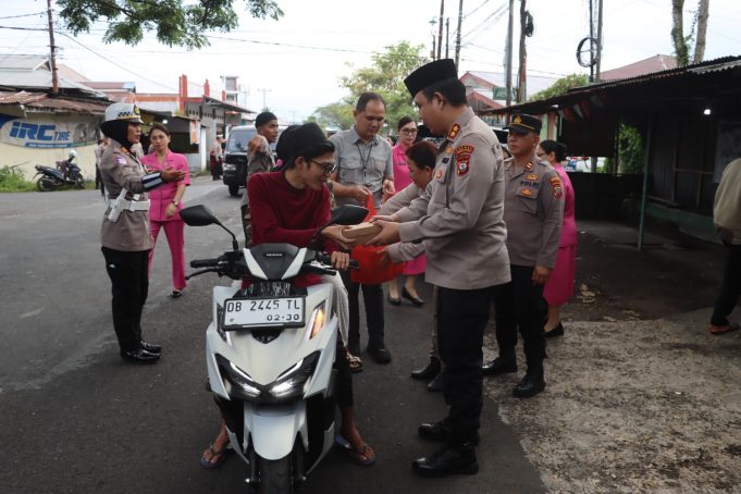 Kapolres Minahasa Turun Langsung Berbagi Takjil Kepada Masyarakat Yang Berpuasa