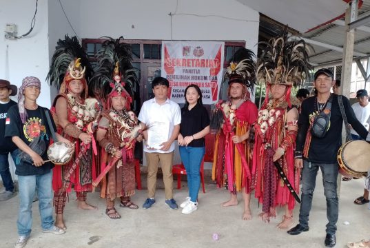 Martsindy Rasuh Resmi Mendaftar Bakal Calon Hukum Tua Desa Rumengkor Satu