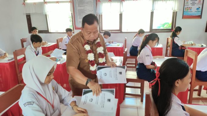Buka Soal USAJ di SMP Negeri 4 Tondano, Ini Pesan Bupati Minahasa Kepada Para Siswa