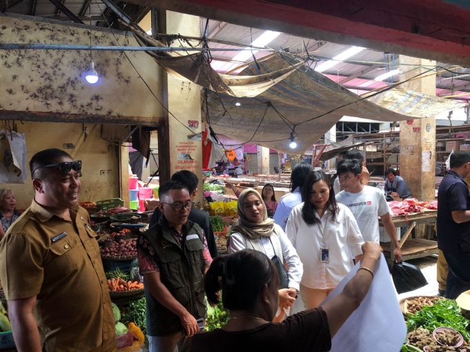 Senator Stefanus Liow Sidak Pasar Tondano, Awasi Harga dan Distribusi Pangan Bulog