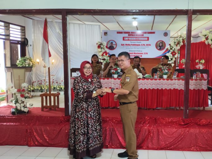 SMP Negeri 4 Tondano Gelar Pisah Sambut Kepsek dari Melky Palilingan Kepada Sriwati Masloman