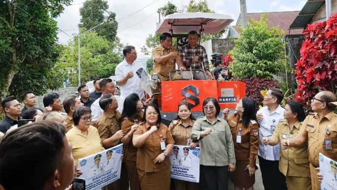 Gubernur Yulius Selvanus Serahkan Bantuan Traktor Pertanian untuk Kelompok Tani di Kakas dan Langowan Timur