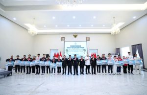 Gubernur Yulius Selvanus Serahkan Bonus Puluhan Juta ke Atlet Berprestasi Sulut