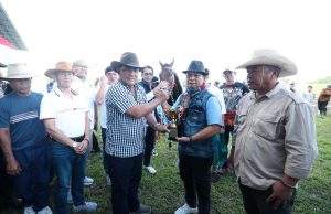 Gubernur Yulius Selvanus Buka Kejuaraan Pacuan Kuda Piala Gubernur Sulut 2026 di Tompaso