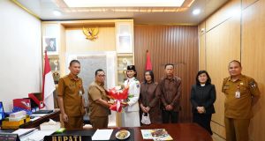 Harumkan Nama Minahasa di Tingkat Nasional, Faith Maengkom Terima Penghargaan dari Bupati Robby Dondokambey