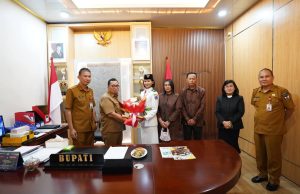 Harumkan Nama Minahasa di Tingkat Nasional, Faith Maengkom Terima Penghargaan dari Bupati Robby Dondokambey