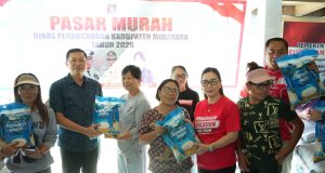 Wabup Vanda Sarundajang Tinjau Operasi Pasar Murah di Kawangkoan, Jaga Daya Beli Masyarakat