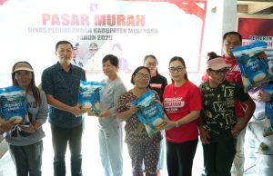 Wabup Vanda Sarundajang Tinjau Operasi Pasar Murah di Kawangkoan, Jaga Daya Beli Masyarakat