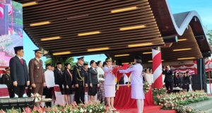 Wabup Vanda Jadi Irup Upacara Penurunan Bendera, Apresiasi Kinerja Paskibraka Minahasa