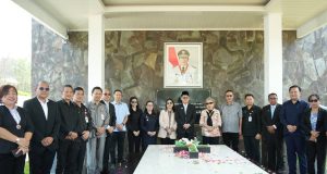 Diterima Wabup Vanda Sarundajang, Wali Kota Bitung Ziarah ke Makam SHS