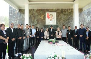 Diterima Wabup Vanda Sarundajang, Wali Kota Bitung Ziarah ke Makam SHS