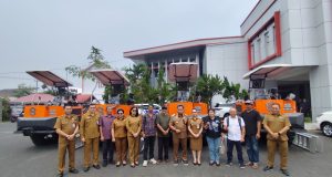Bupati Robby Dondokambey Serahkan Traktor Crawler Bantuan Kementan untuk Kelompok Tani Minahasa