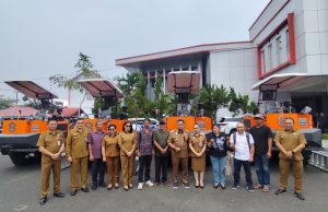 Bupati Robby Dondokambey Serahkan Traktor Crawler Bantuan Kementan untuk Kelompok Tani Minahasa